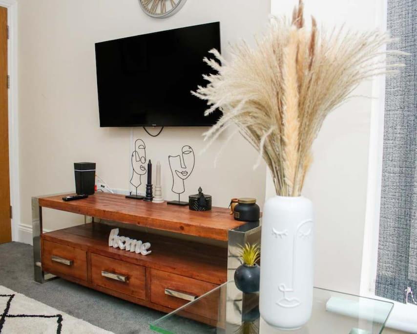 No25-Luxe Living Guest House- 2 Bed-Wifi-Free Parking-City- Beach Swansea Eksteriør bilde