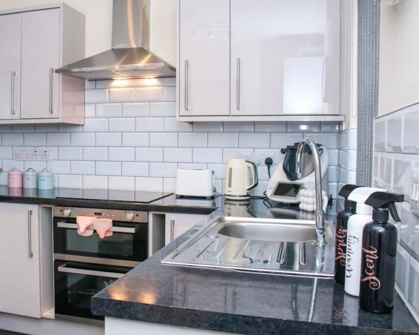 No25-Luxe Living Guest House- 2 Bed-Wifi-Free Parking-City- Beach Swansea Eksteriør bilde